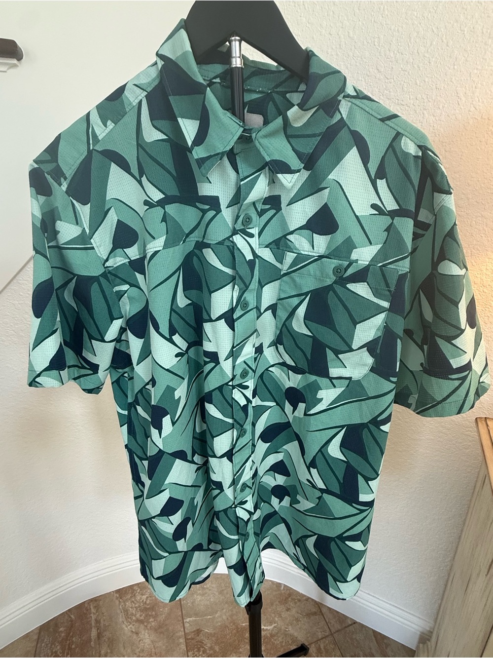 Ascend Short-Sleeve Button-Down Shirt in Teal and Dark Teal Leaf Print